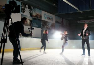 17-11-2017 SHOWBIZZ; GERARD JOLING EN TEAM BEZIG MET OPNAME VOOR NIEUWE CLIP. Gerard Joling brengt eind November een nieuwe single uit en daarvoor zijn ze ook bezig met een nieuwe clip. Op een schaatsbaan met de Nederlandse kampioenen kunstschaatsen ging Gerard echt uit zijn bol. Weer echt een winters schaatsplaatje moet het worden. Met mooie muziek en veel schaats plezier.
foto: Albert den Iseger