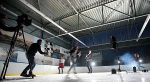 17-11-2017 SHOWBIZZ; GERARD JOLING EN TEAM BEZIG MET OPNAME VOOR NIEUWE CLIP. Gerard Joling brengt eind November een nieuwe single uit en daarvoor zijn ze ook bezig met een nieuwe clip. Op een schaatsbaan met de Nederlandse kampioenen kunstschaatsen ging Gerard echt uit zijn bol. Weer echt een winters schaatsplaatje moet het worden. Met mooie muziek en veel schaats plezier.
foto: Albert den Iseger