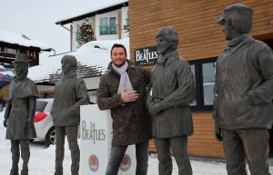 29-11-2017 SHOWBIZZ; TINO MARTIN IN VOETSPOREN VAN DE BEATLES. Tino Martin nam in het Oostenrijkse OBERTAUERN een clip op voor zijn kerst single KERSTFEEST WIL IK VIEREN. Met JOHN,PAUL,RINGO EN GEORGE in zijn schaduw begaf Tino Martin zich op  de heilige BEATLE grond. Zij namen de film HELP in 1965 hier op.
foto: Albert den Iseger