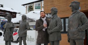 29-11-2017 SHOWBIZZ; TINO MARTIN IN VOETSPOREN VAN DE BEATLES. Tino Martin nam in het Oostenrijkse OBERTAUERN een clip op voor zijn kerst single KERSTFEEST WIL IK VIEREN. Met JOHN,PAUL,RINGO EN GEORGE in zijn schaduw begaf Tino Martin zich op  de heilige BEATLE grond. Zij namen de film HELP in 1965 hier op. foto: Albert den Iseger