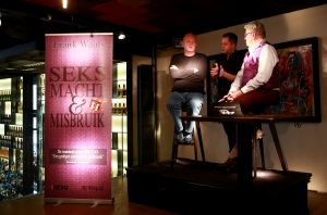 01-11-2018 SHOWBIZZ; FRANK WAALS ONTHULT ZIJN BOEK OVER JOB GOSSCHALK.
Seks_Macht en Misbruik is de titel van het boek en gaat over zijn onthulling en het grensoverschrijdende gedrag van castingdirector JOB GOSSCHALK.
foto: Albert den Iseger