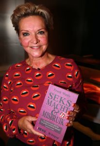 01-11-2018 SHOWBIZZ; FRANK WAALS ONTHULT ZIJN BOEK OVER JOB GOSSCHALK.
Seks_Macht en Misbruik is de titel van het boek en gaat over zijn onthulling en het grensoverschrijdende gedrag van castingdirector JOB GOSSCHALK.
foto: Albert den Iseger