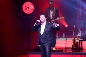 21-11-2018 SHOWBIZZ; TINO MARTIN SLUIT THEATER TOUR AF IN APELDOORN. Uitverkocht net als zijn andere concerten. Apeldoorn heeft Tino Martin in het hart gesloten.Het Orpheus theater zal dit optreden niet gauw vergeten.Tino bedankte het uitzinnige publiek en beloofde terug te zullen komen. Maar eerst nu het Olympische Stadion te Amsterdam waar de voorverkoop al in volle gang is.
foto: Albert den Iseger