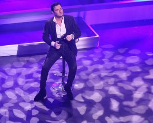 21-11-2018 SHOWBIZZ; TINO MARTIN SLUIT THEATER TOUR AF IN APELDOORN. Uitverkocht net als zijn andere concerten. Apeldoorn heeft Tino Martin in het hart gesloten.Het Orpheus theater zal dit optreden niet gauw vergeten.Tino bedankte het uitzinnige publiek en beloofde terug te zullen komen. Maar eerst nu het Olympische Stadion te Amsterdam waar de voorverkoop al in volle gang is.
foto: Albert den Iseger