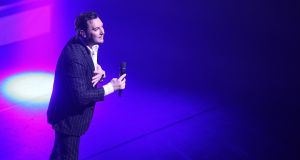 21-11-2018 SHOWBIZZ; TINO MARTIN SLUIT THEATER TOUR AF IN APELDOORN. Uitverkocht net als zijn andere concerten. Apeldoorn heeft Tino Martin in het hart gesloten.Het Orpheus theater zal dit optreden niet gauw vergeten.Tino bedankte het uitzinnige publiek en beloofde terug te zullen komen. Maar eerst nu het Olympische Stadion te Amsterdam waar de voorverkoop al in volle gang is.
foto: Albert den Iseger