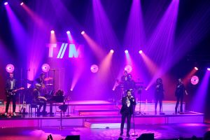 21-11-2018 SHOWBIZZ; TINO MARTIN SLUIT THEATER TOUR AF IN APELDOORN. Uitverkocht net als zijn andere concerten. Apeldoorn heeft Tino Martin in het hart gesloten.Het Orpheus theater zal dit optreden niet gauw vergeten.Tino bedankte het uitzinnige publiek en beloofde terug te zullen komen. Maar eerst nu het Olympische Stadion te Amsterdam waar de voorverkoop al in volle gang is.
foto: Albert den Iseger