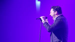 21-11-2018 SHOWBIZZ; TINO MARTIN SLUIT THEATER TOUR AF IN APELDOORN. Uitverkocht net als zijn andere concerten. Apeldoorn heeft Tino Martin in het hart gesloten.Het Orpheus theater zal dit optreden niet gauw vergeten.Tino bedankte het uitzinnige publiek en beloofde terug te zullen komen. Maar eerst nu het Olympische Stadion te Amsterdam waar de voorverkoop al in volle gang is.
foto: Albert den Iseger