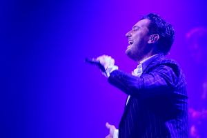 21-11-2018 SHOWBIZZ; TINO MARTIN SLUIT THEATER TOUR AF IN APELDOORN. Uitverkocht net als zijn andere concerten. Apeldoorn heeft Tino Martin in het hart gesloten.Het Orpheus theater zal dit optreden niet gauw vergeten.Tino bedankte het uitzinnige publiek en beloofde terug te zullen komen. Maar eerst nu het Olympische Stadion te Amsterdam waar de voorverkoop al in volle gang is.
foto: Albert den Iseger