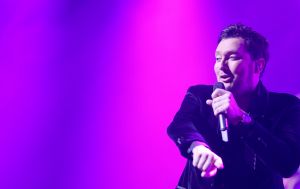 21-11-2018 SHOWBIZZ; TINO MARTIN SLUIT THEATER TOUR AF IN APELDOORN. Uitverkocht net als zijn andere concerten. Apeldoorn heeft Tino Martin in het hart gesloten.Het Orpheus theater zal dit optreden niet gauw vergeten.Tino bedankte het uitzinnige publiek en beloofde terug te zullen komen. Maar eerst nu het Olympische Stadion te Amsterdam waar de voorverkoop al in volle gang is.
foto: Albert den Iseger