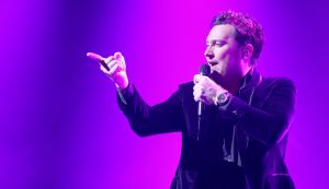 21-11-2018 SHOWBIZZ; TINO MARTIN SLUIT THEATER TOUR AF IN APELDOORN. Uitverkocht net als zijn andere concerten. Apeldoorn heeft Tino Martin in het hart gesloten.Het Orpheus theater zal dit optreden niet gauw vergeten.Tino bedankte het uitzinnige publiek en beloofde terug te zullen komen. Maar eerst nu het Olympische Stadion te Amsterdam waar de voorverkoop al in volle gang is.
foto: Albert den Iseger