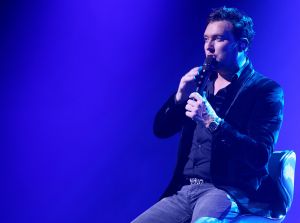 21-11-2018 SHOWBIZZ; TINO MARTIN SLUIT THEATER TOUR AF IN APELDOORN. Uitverkocht net als zijn andere concerten. Apeldoorn heeft Tino Martin in het hart gesloten.Het Orpheus theater zal dit optreden niet gauw vergeten.Tino bedankte het uitzinnige publiek en beloofde terug te zullen komen. Maar eerst nu het Olympische Stadion te Amsterdam waar de voorverkoop al in volle gang is.
foto: Albert den Iseger