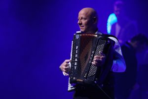 21-11-2018 SHOWBIZZ; TINO MARTIN SLUIT THEATER TOUR AF IN APELDOORN. Uitverkocht net als zijn andere concerten. Apeldoorn heeft Tino Martin in het hart gesloten.Het Orpheus theater zal dit optreden niet gauw vergeten.Tino bedankte het uitzinnige publiek en beloofde terug te zullen komen. Maar eerst nu het Olympische Stadion te Amsterdam waar de voorverkoop al in volle gang is.
foto: Albert den Iseger