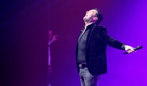 21-11-2018 SHOWBIZZ; TINO MARTIN SLUIT THEATER TOUR AF IN APELDOORN. Uitverkocht net als zijn andere concerten. Apeldoorn heeft Tino Martin in het hart gesloten.Het Orpheus theater zal dit optreden niet gauw vergeten.Tino bedankte het uitzinnige publiek en beloofde terug te zullen komen. Maar eerst nu het Olympische Stadion te Amsterdam waar de voorverkoop al in volle gang is.
foto: Albert den Iseger