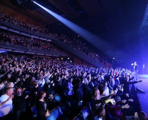 21-11-2018 SHOWBIZZ; TINO MARTIN SLUIT THEATER TOUR AF IN APELDOORN. Uitverkocht net als zijn andere concerten. Apeldoorn heeft Tino Martin in het hart gesloten.Het Orpheus theater zal dit optreden niet gauw vergeten.Tino bedankte het uitzinnige publiek en beloofde terug te zullen komen. Maar eerst nu het Olympische Stadion te Amsterdam waar de voorverkoop al in volle gang is.
foto: Albert den Iseger