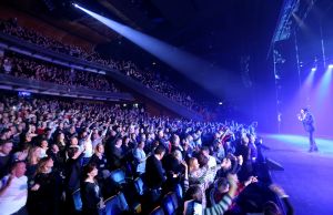 21-11-2018 SHOWBIZZ; TINO MARTIN SLUIT THEATER TOUR AF IN APELDOORN. Uitverkocht net als zijn andere concerten. Apeldoorn heeft Tino Martin in het hart gesloten.Het Orpheus theater zal dit optreden niet gauw vergeten.Tino bedankte het uitzinnige publiek en beloofde terug te zullen komen. Maar eerst nu het Olympische Stadion te Amsterdam waar de voorverkoop al in volle gang is.
foto: Albert den Iseger