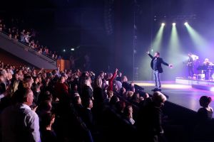 21-11-2018 SHOWBIZZ; TINO MARTIN SLUIT THEATER TOUR AF IN APELDOORN. Uitverkocht net als zijn andere concerten. Apeldoorn heeft Tino Martin in het hart gesloten.Het Orpheus theater zal dit optreden niet gauw vergeten.Tino bedankte het uitzinnige publiek en beloofde terug te zullen komen. Maar eerst nu het Olympische Stadion te Amsterdam waar de voorverkoop al in volle gang is.
foto: Albert den Iseger