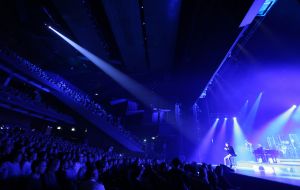 21-11-2018 SHOWBIZZ; TINO MARTIN SLUIT THEATER TOUR AF IN APELDOORN. Uitverkocht net als zijn andere concerten. Apeldoorn heeft Tino Martin in het hart gesloten.Het Orpheus theater zal dit optreden niet gauw vergeten.Tino bedankte het uitzinnige publiek en beloofde terug te zullen komen. Maar eerst nu het Olympische Stadion te Amsterdam waar de voorverkoop al in volle gang is.
foto: Albert den Iseger