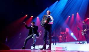 21-11-2018 SHOWBIZZ; TINO MARTIN SLUIT THEATER TOUR AF IN APELDOORN. Uitverkocht net als zijn andere concerten. Apeldoorn heeft Tino Martin in het hart gesloten.Het Orpheus theater zal dit optreden niet gauw vergeten.Tino bedankte het uitzinnige publiek en beloofde terug te zullen komen. Maar eerst nu het Olympische Stadion te Amsterdam waar de voorverkoop al in volle gang is.
foto: Albert den Iseger