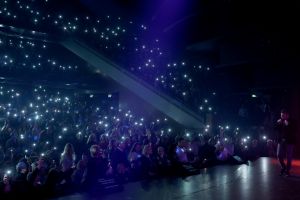 21-11-2018 SHOWBIZZ; TINO MARTIN SLUIT THEATER TOUR AF IN APELDOORN. Uitverkocht net als zijn andere concerten. Apeldoorn heeft Tino Martin in het hart gesloten.Het Orpheus theater zal dit optreden niet gauw vergeten.Tino bedankte het uitzinnige publiek en beloofde terug te zullen komen. Maar eerst nu het Olympische Stadion te Amsterdam waar de voorverkoop al in volle gang is.
foto: Albert den Iseger