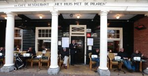 29-11-2018 SHOWBIZZ; WILLIBRORD FREQUIN OP KROEGENTOCHT DOOR HERFST ACHTIG BERGEN. Willibrord en zijn grote liefde Gesina deden een weekendje Bergen.  foto: Albert den Iseger