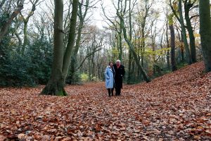 29-11-2018 SHOWBIZZ; WILLIBRORD FREQUIN OP KROEGENTOCHT DOOR HERFST ACHTIG BERGEN. Willibrord en zijn grote liefde Gesina deden een weekendje Bergen.  foto: Albert den Iseger