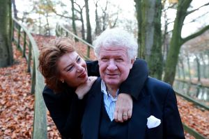 29-11-2018 SHOWBIZZ; WILLIBRORD FREQUIN OP KROEGENTOCHT DOOR HERFST ACHTIG BERGEN. Willibrord en zijn grote liefde Gesina deden een weekendje Bergen.  foto: Albert den Iseger