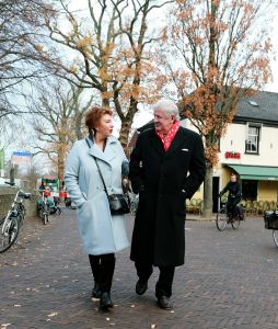 29-11-2018 SHOWBIZZ; WILLIBRORD FREQUIN OP KROEGENTOCHT DOOR HERFST ACHTIG BERGEN. Willibrord en zijn grote liefde Gesina deden een weekendje Bergen.  foto: Albert den Iseger