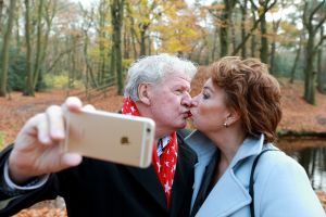 29-11-2018 SHOWBIZZ; WILLIBRORD FREQUIN OP KROEGENTOCHT DOOR HERFST ACHTIG BERGEN. Willibrord en zijn grote liefde Gesina deden een weekendje Bergen.  foto: Albert den Iseger