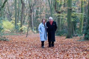 29-11-2018 SHOWBIZZ; WILLIBRORD FREQUIN OP KROEGENTOCHT DOOR HERFST ACHTIG BERGEN. Willibrord en zijn grote liefde Gesina deden een weekendje Bergen.  foto: Albert den Iseger