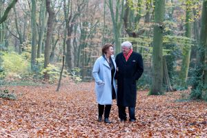 29-11-2018 SHOWBIZZ; WILLIBRORD FREQUIN OP KROEGENTOCHT DOOR HERFST ACHTIG BERGEN. Willibrord en zijn grote liefde Gesina deden een weekendje Bergen.  foto: Albert den Iseger