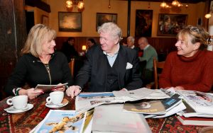 29-11-2018 SHOWBIZZ; WILLIBRORD FREQUIN OP KROEGENTOCHT DOOR HERFST ACHTIG BERGEN. Willibrord en zijn grote liefde Gesina deden een weekendje Bergen.  foto: Albert den Iseger