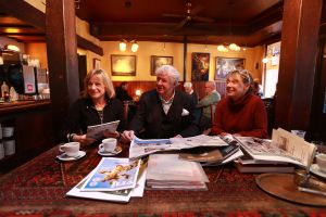 29-11-2018 SHOWBIZZ; WILLIBRORD FREQUIN OP KROEGENTOCHT DOOR HERFST ACHTIG BERGEN. Willibrord en zijn grote liefde Gesina deden een weekendje Bergen.  foto: Albert den Iseger