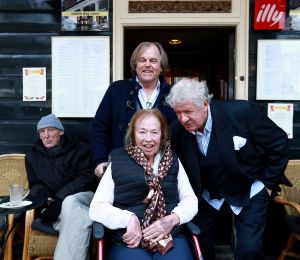 29-11-2018 SHOWBIZZ; WILLIBRORD FREQUIN OP KROEGENTOCHT DOOR HERFST ACHTIG BERGEN. Willibrord en zijn grote liefde Gesina deden een weekendje Bergen.  foto: Albert den Iseger