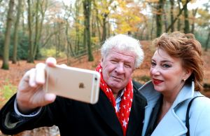 29-11-2018 SHOWBIZZ; WILLIBRORD FREQUIN OP KROEGENTOCHT DOOR HERFST ACHTIG BERGEN. Willibrord en zijn grote liefde Gesina deden een weekendje Bergen.  foto: Albert den Iseger