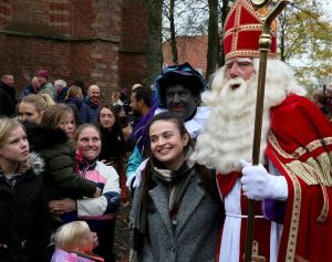 14-11-2021 NIEUWS; SINTERKLAAS IN BERGEN HEEFT ALLE TIJD VOOR IEDEREEN.De intocht van Sinterklaas in Bergen was echt een feest voor groot en klein. Deze Sinterklaas had tijd voor iedereen, foto, praatje, lachen en aandacht voor de kleine en grote mens.Het was echt een feest voor iedereen, zelfs alle ZWARTE pieten genoten van deze uurtjes in gezellig Bergen.
foto: Albert den Iseger