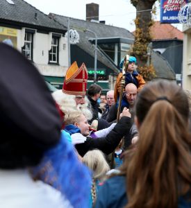 14-11-2021 NIEUWS; SINTERKLAAS IN BERGEN HEEFT ALLE TIJD VOOR IEDEREEN.De intocht van Sinterklaas in Bergen was echt een feest voor groot en klein. Deze Sinterklaas had tijd voor iedereen, foto, praatje, lachen en aandacht voor de kleine en grote mens.Het was echt een feest voor iedereen, zelfs alle ZWARTE pieten genoten van deze uurtjes in gezellig Bergen.
foto: Albert den Iseger