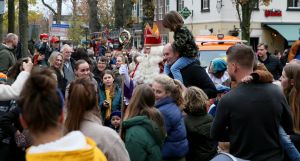 14-11-2021 NIEUWS; SINTERKLAAS IN BERGEN HEEFT ALLE TIJD VOOR IEDEREEN.De intocht van Sinterklaas in Bergen was echt een feest voor groot en klein. Deze Sinterklaas had tijd voor iedereen, foto, praatje, lachen en aandacht voor de kleine en grote mens.Het was echt een feest voor iedereen, zelfs alle ZWARTE pieten genoten van deze uurtjes in gezellig Bergen.
foto: Albert den Iseger