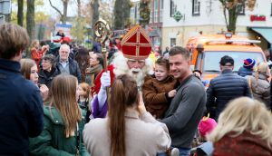 14-11-2021 NIEUWS; SINTERKLAAS IN BERGEN HEEFT ALLE TIJD VOOR IEDEREEN.De intocht van Sinterklaas in Bergen was echt een feest voor groot en klein. Deze Sinterklaas had tijd voor iedereen, foto, praatje, lachen en aandacht voor de kleine en grote mens.Het was echt een feest voor iedereen, zelfs alle ZWARTE pieten genoten van deze uurtjes in gezellig Bergen.
foto: Albert den Iseger