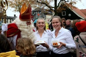 14-11-2021 NIEUWS; SINTERKLAAS IN BERGEN HEEFT ALLE TIJD VOOR IEDEREEN.De intocht van Sinterklaas in Bergen was echt een feest voor groot en klein. Deze Sinterklaas had tijd voor iedereen, foto, praatje, lachen en aandacht voor de kleine en grote mens.Het was echt een feest voor iedereen, zelfs alle ZWARTE pieten genoten van deze uurtjes in gezellig Bergen.
foto: Albert den Iseger