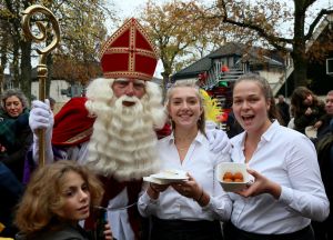 14-11-2021 NIEUWS; SINTERKLAAS IN BERGEN HEEFT ALLE TIJD VOOR IEDEREEN.De intocht van Sinterklaas in Bergen was echt een feest voor groot en klein. Deze Sinterklaas had tijd voor iedereen, foto, praatje, lachen en aandacht voor de kleine en grote mens.Het was echt een feest voor iedereen, zelfs alle ZWARTE pieten genoten van deze uurtjes in gezellig Bergen.
foto: Albert den Iseger