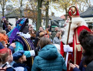 14-11-2021 NIEUWS; SINTERKLAAS IN BERGEN HEEFT ALLE TIJD VOOR IEDEREEN.De intocht van Sinterklaas in Bergen was echt een feest voor groot en klein. Deze Sinterklaas had tijd voor iedereen, foto, praatje, lachen en aandacht voor de kleine en grote mens.Het was echt een feest voor iedereen, zelfs alle ZWARTE pieten genoten van deze uurtjes in gezellig Bergen.
foto: Albert den Iseger