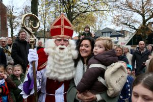 14-11-2021 NIEUWS; SINTERKLAAS IN BERGEN HEEFT ALLE TIJD VOOR IEDEREEN.De intocht van Sinterklaas in Bergen was echt een feest voor groot en klein. Deze Sinterklaas had tijd voor iedereen, foto, praatje, lachen en aandacht voor de kleine en grote mens.Het was echt een feest voor iedereen, zelfs alle ZWARTE pieten genoten van deze uurtjes in gezellig Bergen.
foto: Albert den Iseger