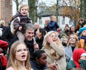 14-11-2021 NIEUWS; SINTERKLAAS IN BERGEN HEEFT ALLE TIJD VOOR IEDEREEN.De intocht van Sinterklaas in Bergen was echt een feest voor groot en klein. Deze Sinterklaas had tijd voor iedereen, foto, praatje, lachen en aandacht voor de kleine en grote mens.Het was echt een feest voor iedereen, zelfs alle ZWARTE pieten genoten van deze uurtjes in gezellig Bergen.
foto: Albert den Iseger