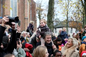 14-11-2021 NIEUWS; SINTERKLAAS IN BERGEN HEEFT ALLE TIJD VOOR IEDEREEN.De intocht van Sinterklaas in Bergen was echt een feest voor groot en klein. Deze Sinterklaas had tijd voor iedereen, foto, praatje, lachen en aandacht voor de kleine en grote mens.Het was echt een feest voor iedereen, zelfs alle ZWARTE pieten genoten van deze uurtjes in gezellig Bergen.
foto: Albert den Iseger