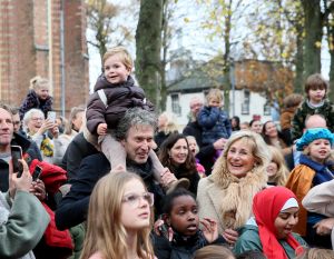 14-11-2021 NIEUWS; SINTERKLAAS IN BERGEN HEEFT ALLE TIJD VOOR IEDEREEN.De intocht van Sinterklaas in Bergen was echt een feest voor groot en klein. Deze Sinterklaas had tijd voor iedereen, foto, praatje, lachen en aandacht voor de kleine en grote mens.Het was echt een feest voor iedereen, zelfs alle ZWARTE pieten genoten van deze uurtjes in gezellig Bergen.
foto: Albert den Iseger