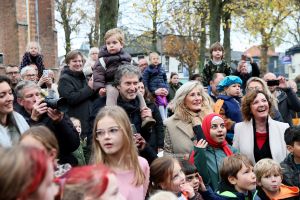 14-11-2021 NIEUWS; SINTERKLAAS IN BERGEN HEEFT ALLE TIJD VOOR IEDEREEN.De intocht van Sinterklaas in Bergen was echt een feest voor groot en klein. Deze Sinterklaas had tijd voor iedereen, foto, praatje, lachen en aandacht voor de kleine en grote mens.Het was echt een feest voor iedereen, zelfs alle ZWARTE pieten genoten van deze uurtjes in gezellig Bergen.
foto: Albert den Iseger