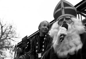 14-11-2021 NIEUWS; SINTERKLAAS IN BERGEN HEEFT ALLE TIJD VOOR IEDEREEN.De intocht van Sinterklaas in Bergen was echt een feest voor groot en klein. Deze Sinterklaas had tijd voor iedereen, foto, praatje, lachen en aandacht voor de kleine en grote mens.Het was echt een feest voor iedereen, zelfs alle ZWARTE pieten genoten van deze uurtjes in gezellig Bergen.
foto: Albert den Iseger