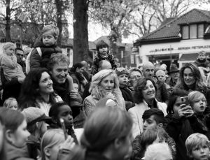 14-11-2021 NIEUWS; SINTERKLAAS IN BERGEN HEEFT ALLE TIJD VOOR IEDEREEN.De intocht van Sinterklaas in Bergen was echt een feest voor groot en klein. Deze Sinterklaas had tijd voor iedereen, foto, praatje, lachen en aandacht voor de kleine en grote mens.Het was echt een feest voor iedereen, zelfs alle ZWARTE pieten genoten van deze uurtjes in gezellig Bergen.
foto: Albert den Iseger