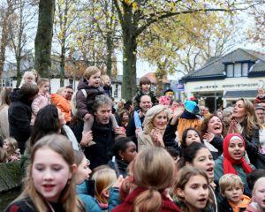 14-11-2021 NIEUWS; SINTERKLAAS IN BERGEN HEEFT ALLE TIJD VOOR IEDEREEN.De intocht van Sinterklaas in Bergen was echt een feest voor groot en klein. Deze Sinterklaas had tijd voor iedereen, foto, praatje, lachen en aandacht voor de kleine en grote mens.Het was echt een feest voor iedereen, zelfs alle ZWARTE pieten genoten van deze uurtjes in gezellig Bergen.
foto: Albert den Iseger