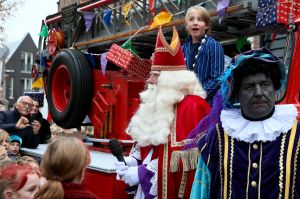 14-11-2021 NIEUWS; SINTERKLAAS IN BERGEN HEEFT ALLE TIJD VOOR IEDEREEN.De intocht van Sinterklaas in Bergen was echt een feest voor groot en klein. Deze Sinterklaas had tijd voor iedereen, foto, praatje, lachen en aandacht voor de kleine en grote mens.Het was echt een feest voor iedereen, zelfs alle ZWARTE pieten genoten van deze uurtjes in gezellig Bergen.
foto: Albert den Iseger